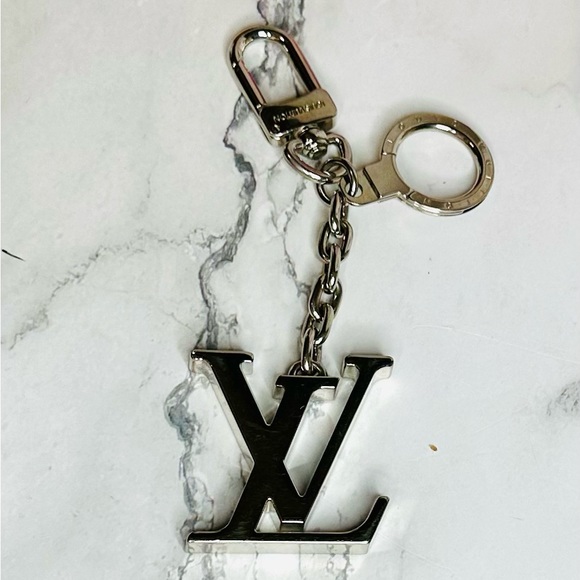 EUC Louis Vuitton Palladium Plated LV Initials Key Holder/Bag Charm - Picture 6 of 17